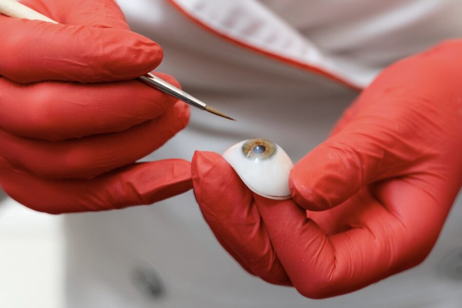 Prótesis oculares con movimiento