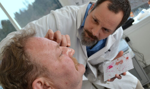 llevar una prótesis facial