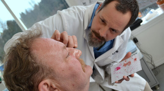 llevar una prótesis facial